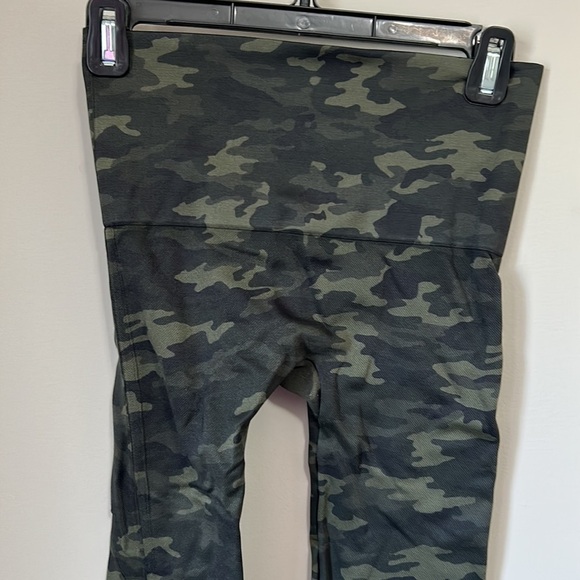 SPANX Look At Me Now Seamless Legging in Green Camo Shapewear Sz. M - Picture 5 of 10